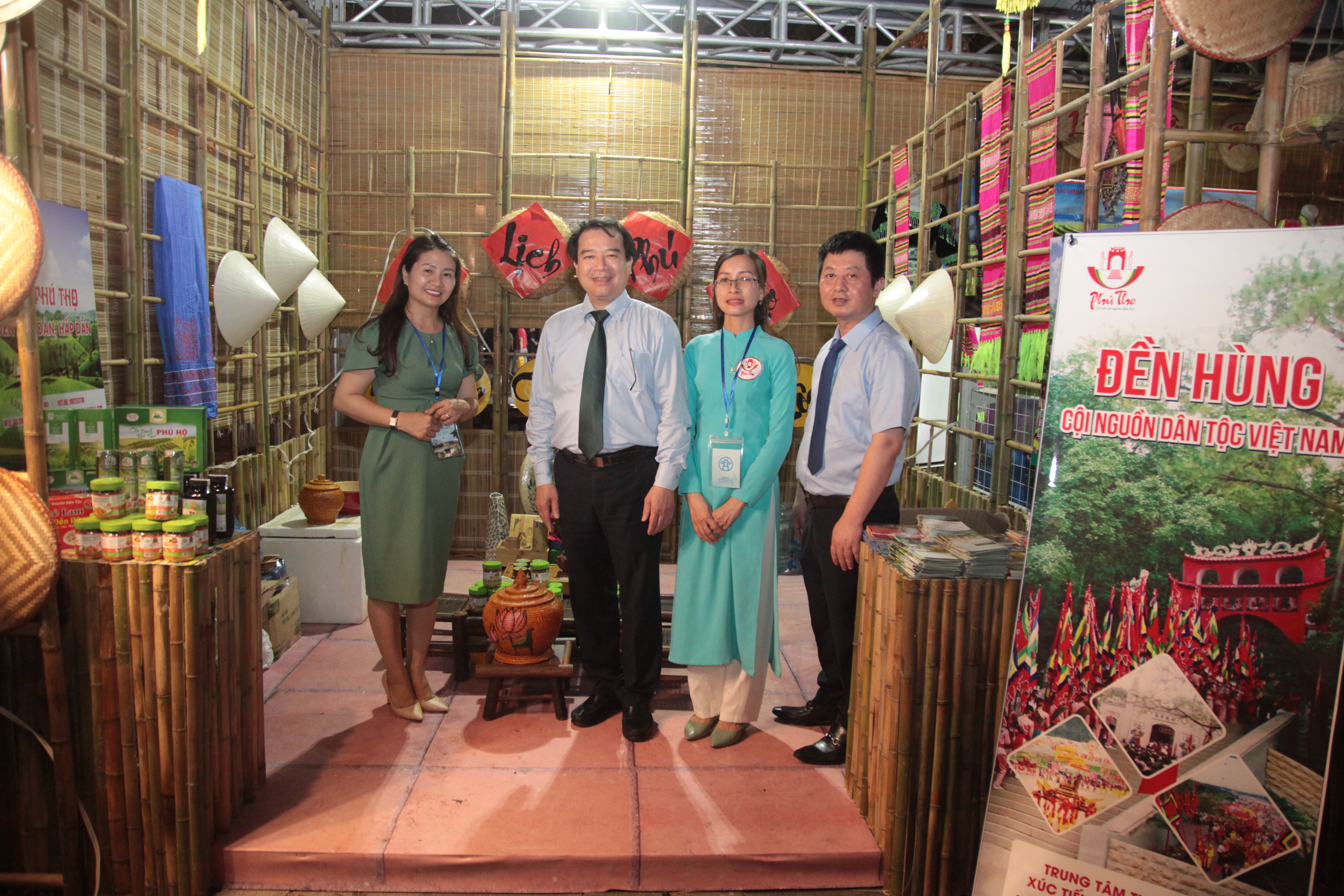 Phó Tổng cục trưởng Tổng cục Du lịch Hà Văn Siêu tham quan các gian hàng tại Lễ hội Du lịch Hà Nội